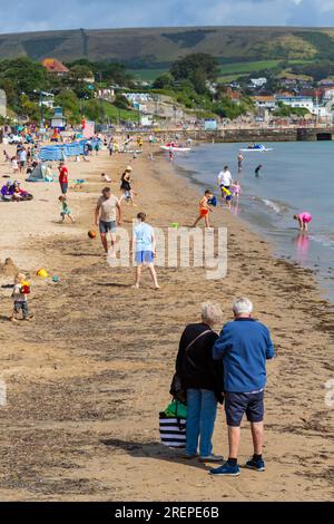 Swanage, Dorset Royaume-Uni. 29 juillet 2023. Météo britannique : soleil et vent à Swanage alors que les visiteurs se rendent au bord de la mer pour profiter au maximum du temps chaud et ensoleillé. Crédit : Carolyn Jenkins/Alamy Live News Banque D'Images