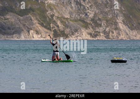 Swanage, Dorset Royaume-Uni. 29 juillet 2023. Météo britannique : soleil et vent à Swanage alors que les visiteurs se rendent au bord de la mer pour profiter au maximum du temps chaud et ensoleillé. Crédit : Carolyn Jenkins/Alamy Live News Banque D'Images