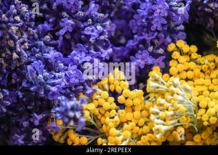 gros plan du bouquet d'été d'arochrome jaune et lavande Banque D'Images