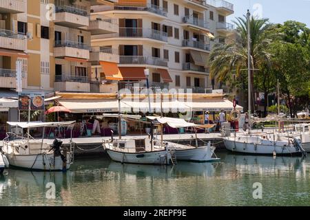 Pittoresque promenade de Porto Cristo à côté du port bordée de restaurants et cafés, Porto Cristo Majorque (Majorque), Îles Baléares, Espagne. Banque D'Images