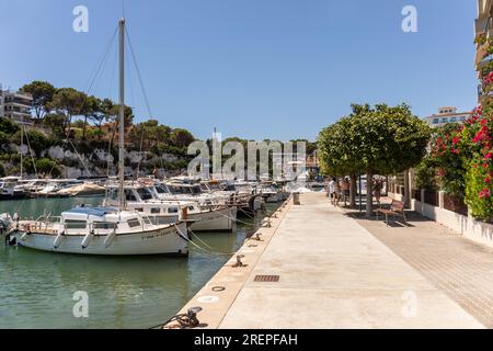 Pittoresque promenade de Porto Cristo à côté du port rempli de bateaux, Porto Cristo Majorque, (Majorque), Îles Baléares, Espagne, Europe Banque D'Images