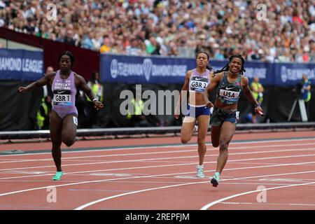 Aleia HOBBS (États-Unis d'Amérique) franchit la ligne d'arrivée lors de la finale du relais féminin 4 x 100m au 2023, IAAF Diamond League, Queen Elizabeth Olympic Park, Stratford, Londres, Royaume-Uni. Banque D'Images