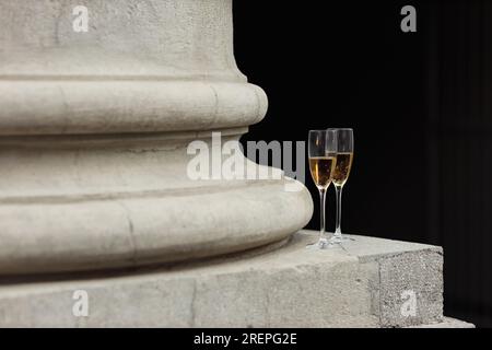 Deux verres de champagne à Column City Street en plein air. Banque D'Images