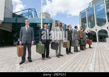 Birmingam, Royaume-Uni. 29 juillet 2023. Le groupe de théâtre de rue 'Kamchatka' de Barcelone, en Espagne, donne un spectacle improvisé sur la place du centenaire, Birmingham, lors de la première journée complète du Festival de Birmingham 23. Le festival se déroule jusqu’au dimanche 6 août. Crédit : Peter Lopeman/Alamy Live News Banque D'Images