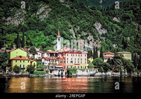 Le clocher basilca de Verenna se dresse au-dessus de la ville le long de la rive est du lac de Côme, en Italie. Banque D'Images