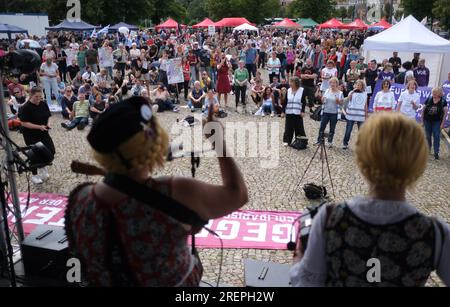 Magdeburg, Allemagne. 29 juillet 2023. Les participants à un rassemblement de gauche se rassemblent pour écouter de la musique sur la Jerichower Platz, non loin de la foire où se réunit l’AfD. Plus de 2 000 acteurs issus de diverses initiatives protestent contre la conférence du parti fédéral de l'AfD. Crédit : Sebastian Willnow/dpa/Alamy Live News Banque D'Images