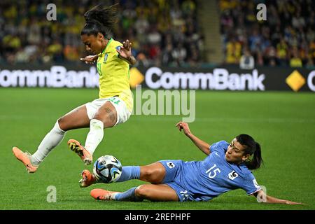 Brisbane, Australie. 29 juillet 2023. Le brésilien Kerolin (L) rivalise avec la française Kenza Dali lors du match du groupe F à la coupe du monde féminine de la FIFA 2023 à Brisbane, Australie, le 29 juillet 2023. Crédit : Xiong Qi/Xinhua/Alamy Live News Banque D'Images