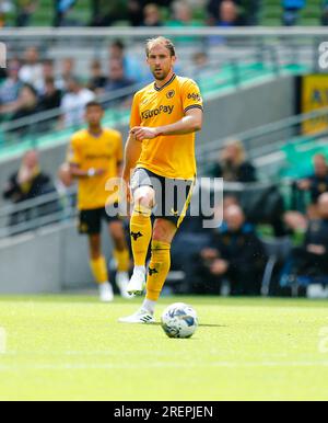 29 juillet 2023 ; Aviva Stadium, Dublin, Irlande : pré-saison football amical, Celtic contre Wolverhampton Wanderers ; Craig Dawson (Wolves) sur le ballon Banque D'Images