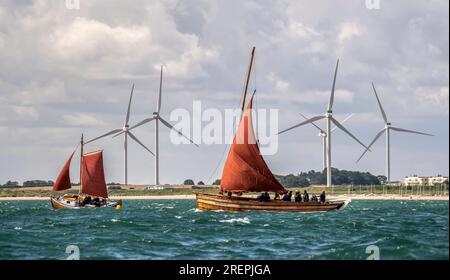 Les bateaux de pêche traditionnels Coble naviguent au large de Bridlington, dans l'East Yorkshire, pendant le Sailing Coble Festival. L'événement met en valeur les voiliers historiques et patrimoniaux. Date de la photo : Samedi 29 juillet 2023. Banque D'Images