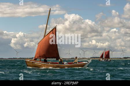 Les bateaux de pêche traditionnels Coble naviguent au large de Bridlington, dans l'East Yorkshire, pendant le Sailing Coble Festival. L'événement met en valeur les voiliers historiques et patrimoniaux. Date de la photo : Samedi 29 juillet 2023. Banque D'Images