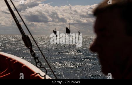 Les bateaux de pêche traditionnels Coble naviguent au large de Bridlington, dans l'East Yorkshire, pendant le Sailing Coble Festival. L'événement met en valeur les voiliers historiques et patrimoniaux. Date de la photo : Samedi 29 juillet 2023. Banque D'Images