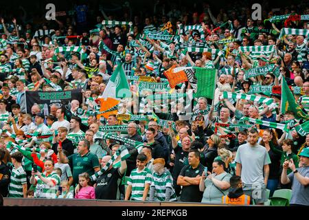 29 juillet 2023 ; Aviva Stadium, Dublin, Irlande : pré-saison football amical, Celtic contre Wolverhampton Wanderers ; les supporters celtiques encouragent leur équipe Banque D'Images