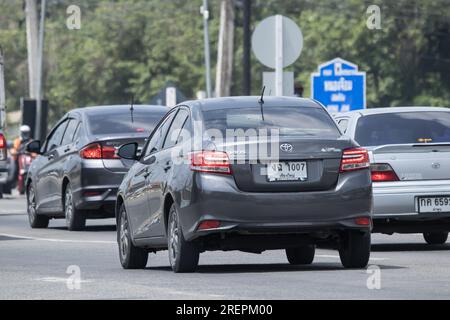 Chiangmai, Thaïlande - juin 17 2023 : berline privée Toyota VIOS. Sur la route n ° 1001 8 km de Chiangmai Business Area. Banque D'Images