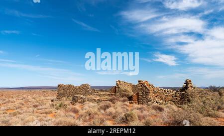 Ruines d'une maison en pierre déserte dans un environnement désertique Banque D'Images