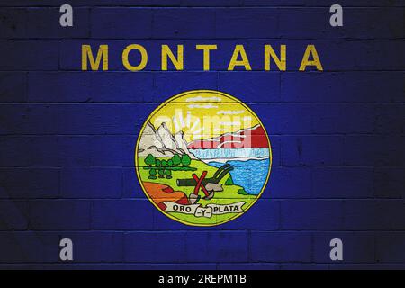 Drapeau du Montana peint sur un mur en blocs de cendres. Banque D'Images