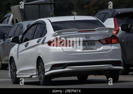 Chiangmai, Thaïlande - juin 17 2023 : voiture privée Honda City Compact. Produit par le constructeur japonais Honda. Photo à la route n ° 121 environ 8 km f Banque D'Images