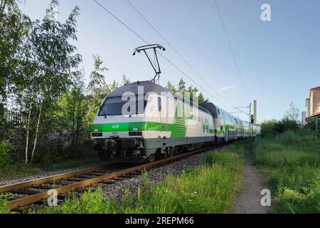 Turku, Finlande - juin 21 2019 : VR Class SR2 exploité par 'VR Group' arrivant à la gare de Turku Banque D'Images