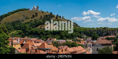 Paysage urbain de Mikulov, Un chemin de croix menant au sommet de la colline Sainte avec chapelle de pèlerinage de Saint Sébastien Banque D'Images