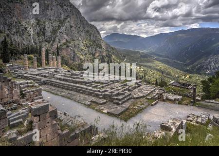 Delphes, Grèce : ruines antiques du temple de Delphes, Grèce situé au mont Parnasse. Le temple était dédié au dieu grec Apollon. Banque D'Images