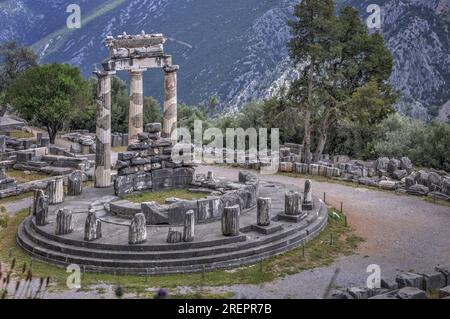 Delphes, Grèce : ruines à Tholos dédiées à la déesse grecque antique Athéna Pronaia à Delphes, Grèce. Banque D'Images