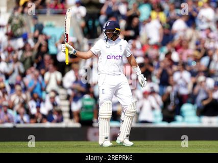 L'Anglais Joe Root célèbre avoir atteint un demi-siècle (50 courses) lors de la troisième journée du cinquième match d'essai LV= Insurance Ashes Series au Kia Oval, Londres. Date de la photo : Samedi 29 juillet 2023. Banque D'Images