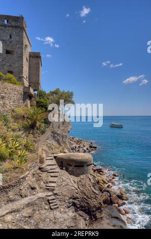 Monterosso al Mare, Ligurie, Italie - 05/20/2016 - Allemagne WW2 (Seconde Guerre mondiale) bunker ou pilulier dans Cinque Terre à la ville de Monterosso al Mare Banque D'Images