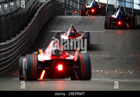 Norman NATO de Nissan (deuxième en bas) lors de la deuxième séance d'entraînement du premier jour de l'E-Prix Hankook London 2023 au circuit Excel, à Londres. Date de la photo : Samedi 29 juillet 2023. Banque D'Images