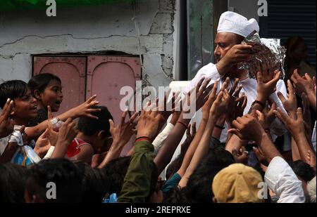 Prayagraj, Inde. 29/07/2023, un dévot musulman indien distribue des produits alimentaires lors d'une procession le dixième jour de l'Ashura dans le mois islamique de Muharram, à Prayagraj, en Inde. Crédit : Anil Shakya/Alamy Live News Banque D'Images