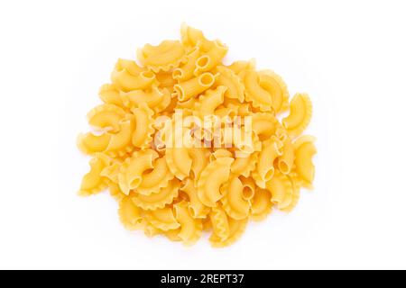 Noix de Saint-Jacques de macaroni séchées. Tas de pâtes sur fond blanc. Vue de dessus. Banque D'Images