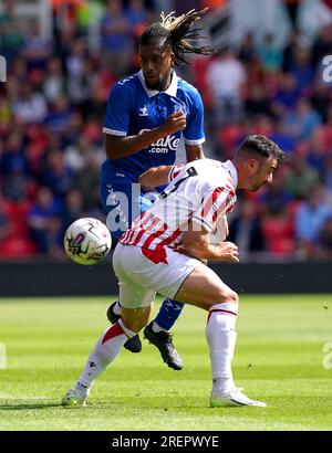 Alex Iwobi d'Everton (à gauche) et Enda Stevens de Stoke City se battent pour le ballon lors du match amical de pré-saison au Bet365 Stadium, Stoke-on-Trent. Date de la photo : Samedi 29 juillet 2023. Banque D'Images