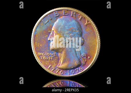 Pièce d'un quart de dollar commémorant le 200e anniversaire de la Déclaration d'indépendance des États-Unis, 1776-1976 avec des couleurs toniques Rainwob Banque D'Images