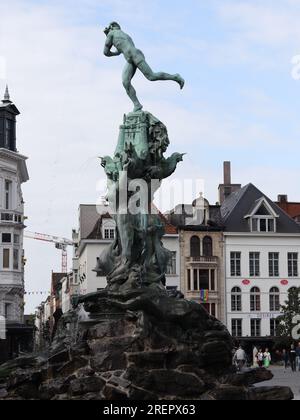 Le Brabofontein (Fontaine de Brabo) est situé dans la Grote Markt (place principale) d'Anvers, en Belgique, en face de l'Hôtel de ville. Banque D'Images