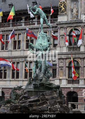 Le Brabofontein (Fontaine de Brabo) est situé dans la Grote Markt (place principale) d'Anvers, en Belgique, en face de l'Hôtel de ville. Banque D'Images