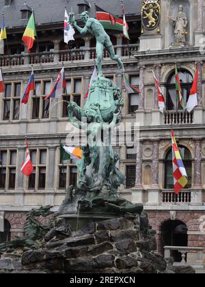 Le Brabofontein (Fontaine de Brabo) est situé dans la Grote Markt (place principale) d'Anvers, en Belgique, en face de l'Hôtel de ville. Banque D'Images