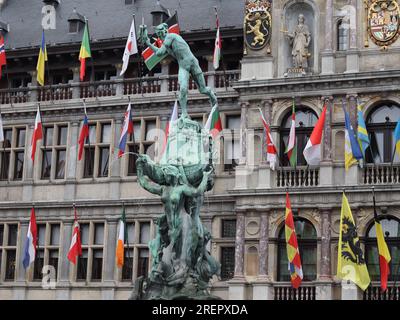 Le Brabofontein (Fontaine de Brabo) est situé dans la Grote Markt (place principale) d'Anvers, en Belgique, en face de l'Hôtel de ville. Banque D'Images