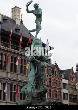 Le Brabofontein (Fontaine de Brabo) est situé dans la Grote Markt (place principale) d'Anvers, en Belgique, en face de l'Hôtel de ville. Banque D'Images