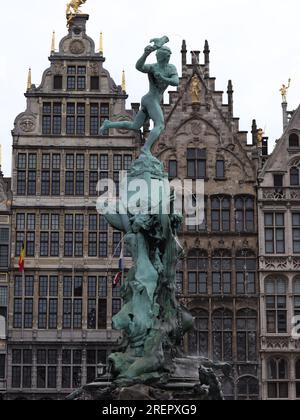 Le Brabofontein (Fontaine de Brabo) est situé dans la Grote Markt (place principale) d'Anvers, en Belgique, en face de l'Hôtel de ville. Banque D'Images