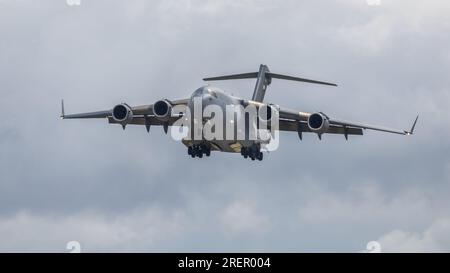 United Arab Emirates Air Force - Boeing C-17a Globemaster III, arrivant à la RAF Fairford pour le Royal International Air Tattoo 2023. Banque D'Images