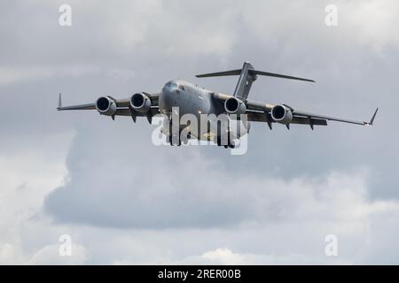 United Arab Emirates Air Force - Boeing C-17a Globemaster III, arrivant à la RAF Fairford pour le Royal International Air Tattoo 2023. Banque D'Images