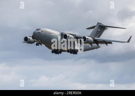 United Arab Emirates Air Force - Boeing C-17a Globemaster III, arrivant à la RAF Fairford pour le Royal International Air Tattoo 2023. Banque D'Images