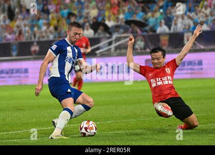 Tianjin. 29 juillet 2023. Robert Beric (L) de Tianjin Jinmen Tiger participe à la saison 2023 au 19e tour du match entre Tianjin Jinmen Tiger et Changchun Yatai dans le nord de la Chine Tianjin, le 29 juillet 2023. Crédit : Sun Fanyue/Xinhua/Alamy Live News Banque D'Images