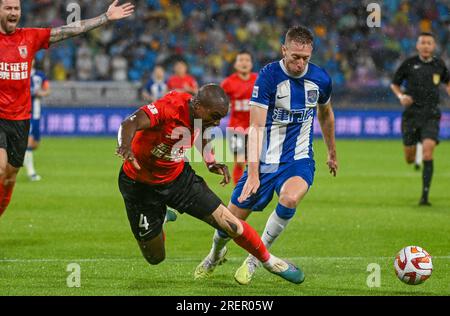 Tianjin. 29 juillet 2023. Robert Beric (à droite) de Tianjin Jinmen Tiger affronte Jores Okore de Changchun Yatai lors du match de 19e tour de l'Association chinoise de football (CSL) de la saison 2023 entre Tianjin Jinmen Tiger et Changchun Yatai à Tianjin, dans le nord de la Chine, le 29 juillet 2023. Crédit : Sun Fanyue/Xinhua/Alamy Live News Banque D'Images