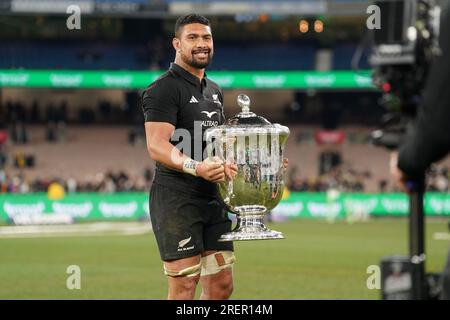 Melbourne, Australie. 29 juillet 2023. Ardie Savea de Nouvelle-Zélande tient la Bledisloe Cup après le match test New Zealand All Blacks contre Australian Wallabies Bledisloe Cup et Rugby Championship au MCG, Melbourne, Australie, le samedi 29 juillet 2023. Crédit : Alamy Live News Banque D'Images