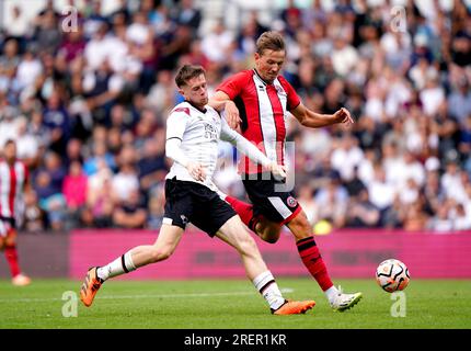 Sander Berge de Sheffield United (à droite) et Max Bird du comté de Derby se battent pour le ballon lors du match amical de pré-saison au Pride Park Stadium, Derby. Date de la photo : Samedi 29 juillet 2023. Banque D'Images