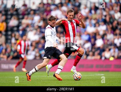 Sander Berge de Sheffield United (à droite) et Max Bird du comté de Derby se battent pour le ballon lors du match amical de pré-saison au Pride Park Stadium, Derby. Date de la photo : Samedi 29 juillet 2023. Banque D'Images