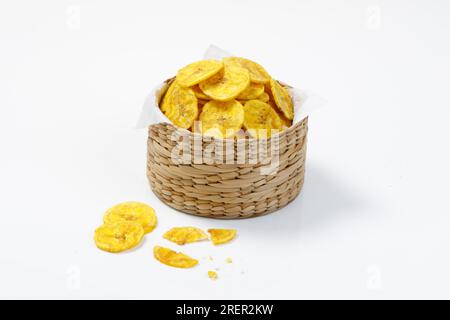 Kerala Chips ou Banana Chips, article culte de collation du Kerala, disposé dans un panier asmall, style traditionnel, image isolée avec fond blanc Banque D'Images