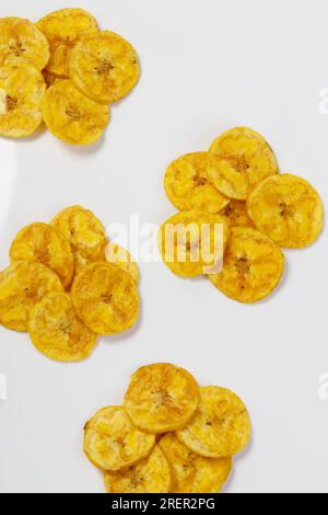 Chips Kerala ou Banana Chips, snack culte du Kerala, arrangé magnifiquement dans le style Onam pookalam, image isolée avec fond blanc Banque D'Images