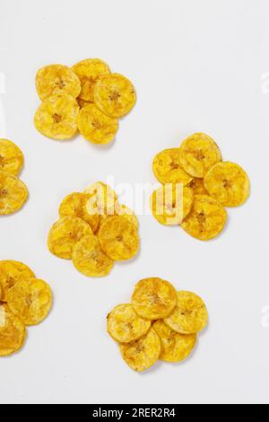 Chips Kerala ou Banana Chips, snack culte du Kerala, arrangé magnifiquement dans le style Onam pookalam, image isolée avec fond blanc Banque D'Images