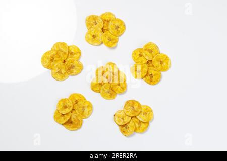 Chips Kerala ou Banana Chips, snack culte du Kerala, arrangé magnifiquement dans le style Onam pookalam, image isolée avec fond blanc Banque D'Images