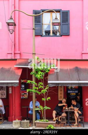 Boire un café au Nanyang Old Coffee Shop dans Smith Street, Chinatown, Singapour Banque D'Images